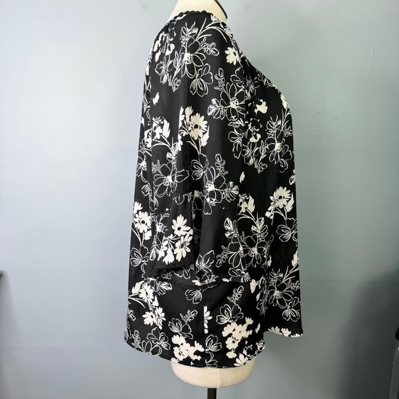 Torrid Floral 3/4 Length Bell Sleeve Gorgette Flowy Blouse Black White Sz 2X - Picture 4 of 12